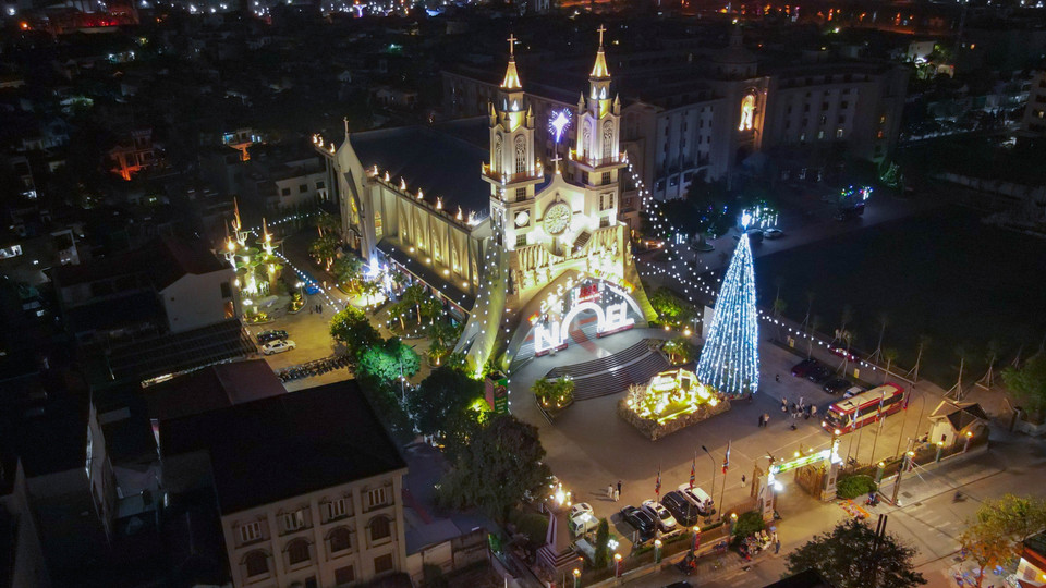 La cathédrale de la ville de Thai Binh est décorée pour accueillir Noël 2024. Photo : Vu Quang - VNA