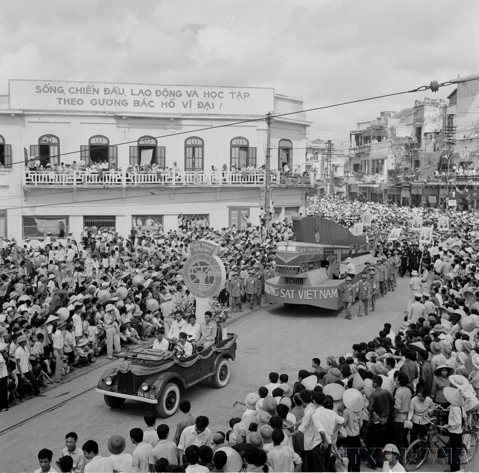 Des dizaines de milliers d’habitants de la capitale acclament les cortèges du défilé, le 2 septembre 1975. Photo : VNA