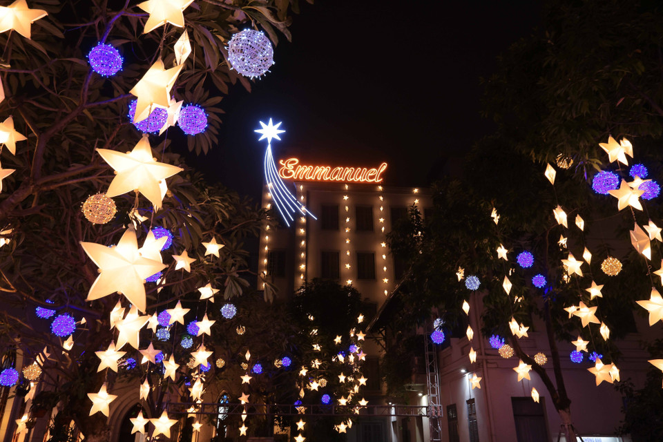 L'église de Ham Long est illuminée par des lumières et des étoiles. Photo : Hoang Hieu - VNA