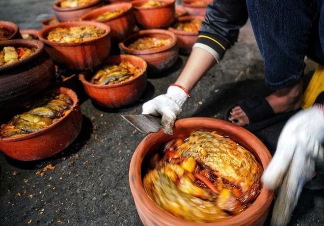 Les ingrédients que constitue le plat sont simples et issus de la campagne vietnamienne. On choisit une grosse carpe noire, dont on enlève les écailles avant de la découper. Puis, on la cuit dans une marmite en terre cuite avec du gingembre, du galanga, du jus de citron, de la carambole aigre, des fruits d’artocarpus tonkinois, de la citronnelle, du piment, du porc et de la saumure. Photo: VNA