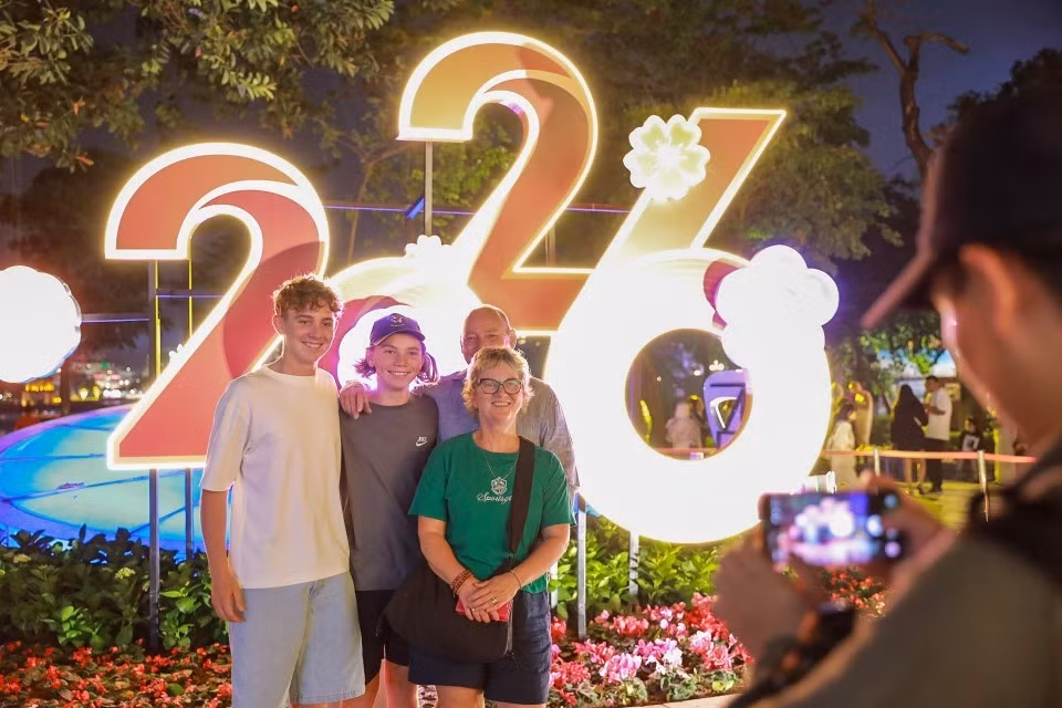 Des visiteurs étrangers immortalisent des moments à l’approche du Nouvel An 2026. Photo : VNA
