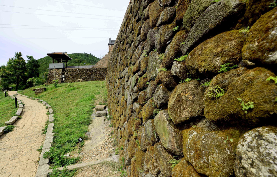 Les remparts et les postes de défense, également renforcés, permettent de revivre l’image d’une véritable forteresse militaire du XIXe siècle. Photo : VNA