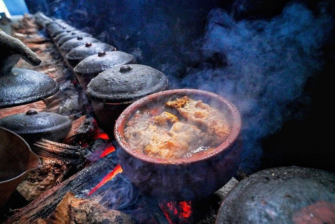 La préparation est un véritable art culinaire qui requiert patience et savoir-faire. Après avoir été marinée, la pièce de poisson est placée dans une marmite et cuite à feu doux pendant 10 à 12 heures. Au cours de cette lente cuisson, la sauce se réduit progressivement, concentrant ainsi toutes ses saveurs. Photo: VNA