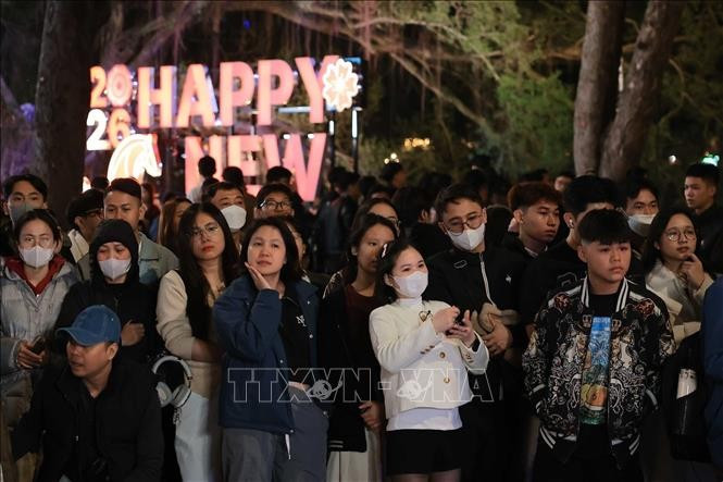 Des habitants de Hanoï se rassemblent dans la zone du lac Hoan Kiem pour accueillir le Nouvel an 2026. Photo : VNA