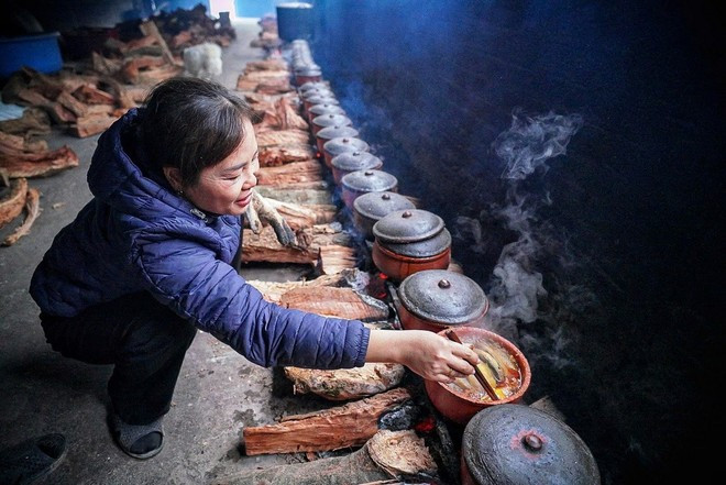 Trân Thu Huong perpétue une tradition culinaire ancestrale : son établissement, déjà à sa troisième génération, est réputé pour la fabrication du poisson caramélisé. Photo : VNA