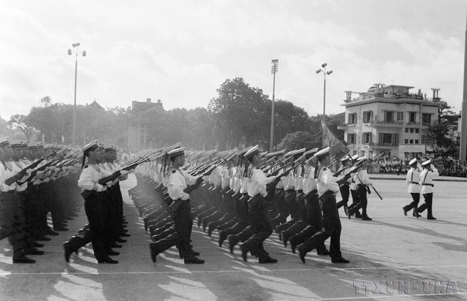 Les marins de la Marine populaire du Vietnam défilent devant la tribune. Photo : VNA