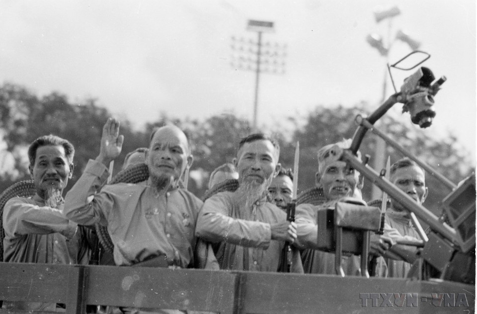 Les anciens miliciens prennent part au défilé sur la place Ba Đinh en 1975. Photo : VNA