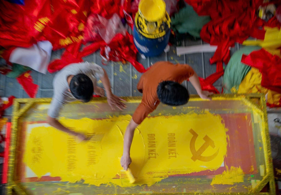 L'artisanat de la broderie et de la couture des drapeaux nationaux se transmet de génération en génération dans le village de Tu Van. Photo : Khanh Hoa - VNA