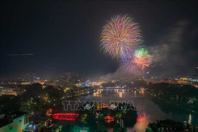 Les gerbes de feux d’artifice éclatantes au moment du passage de l’année, accueillant le Nouvel an 2026 dans la zone du lac Hoan Kiem à Hanoï. Photo : VNA