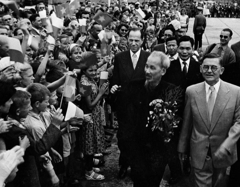 Les dirigeants du Parti et de l'État polonais et des habitants de la capitale de Varsovie accueillent le Président Hô Chi Minh lors de sa visite officielle en Pologne, le 21 juillet 1957. Photo d'archives de la VNA