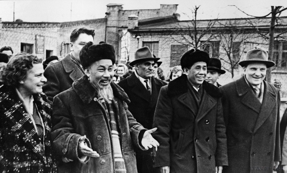 Le Président Ho Chi Minh et le premier secrétaire du Comité central du Parti, Le Duan (2e à droite), assistent au 22e Congrès du Parti communiste de l'Union soviétique, en octobre 1961. Photo d'archives de la VNA