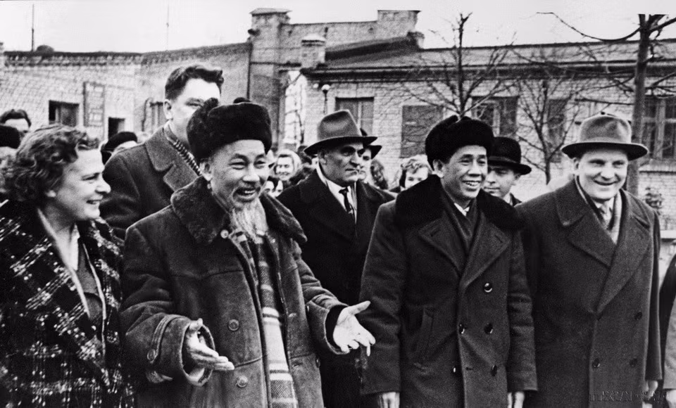 Le Président Ho Chi Minh et le premier secrétaire du Comité central du Parti, Le Duan (2e à droite), assistent au 22e Congrès du Parti communiste de l'Union soviétique, en octobre 1961. Photo d'archives de la VNA