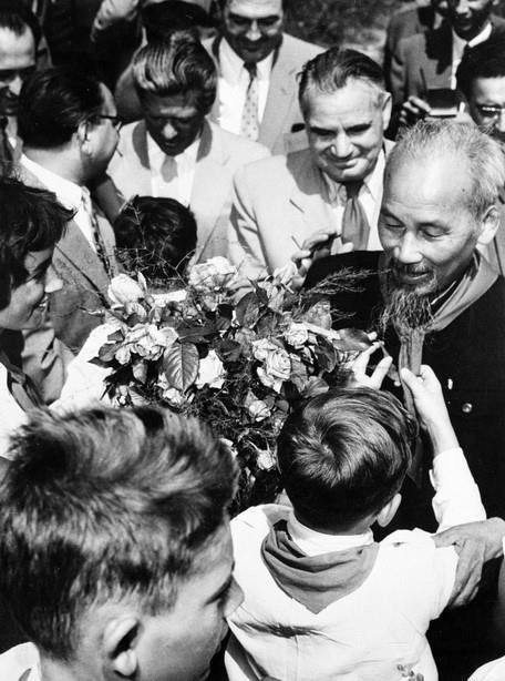 Des enfants hongrois offrent des fleurs au Président Ho Chi Minh lors de sa visite dans un camp d'été pour enfants dans la capitale Budapest (4 août 1957). Photo d'archives de la VNA
