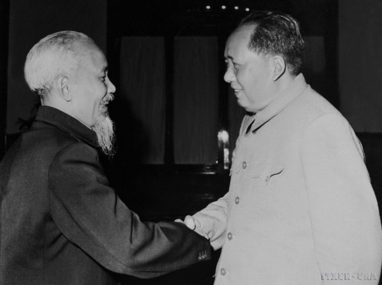Le Président Ho Chi Minh s’entretient avec le président Mao Zedong le 2 novembre 1960 à Pékin, lors de sa visite en Chine du 2 au 4 novembre 1960. Photo d'archives de la VNA
