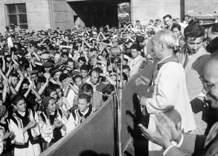 Le Président Ho Chi Minh rencontre les ouvriers d'une usine de tracteurs dans la capitale Bucarest lors de sa visite d'amitié en Roumanie (juillet 1957). Photo d'archives de la VNA