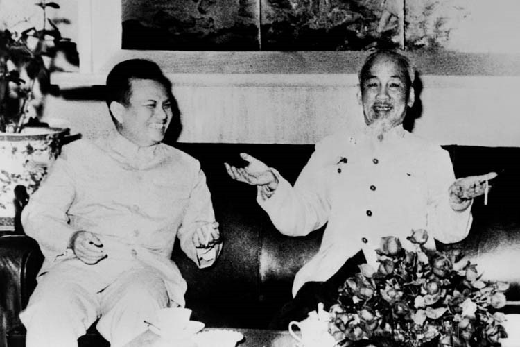 Le Président Ho Chi Minh reçoit le camarade Kaysone Phomvihane, chef de la délégation du Parti et du Front patriotique lao, lors d'une visite d'amitié au Vietnam (1966). Photo d'archives de la VNA