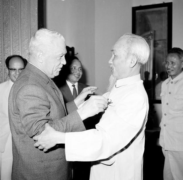 Le Président Ho Chi Minh rencontre le vice-président du Conseil d'État roumain Emil Bodnăraş lors de sa visite au Vietnam (5 mai 1966). Photo d'archives de la VNA