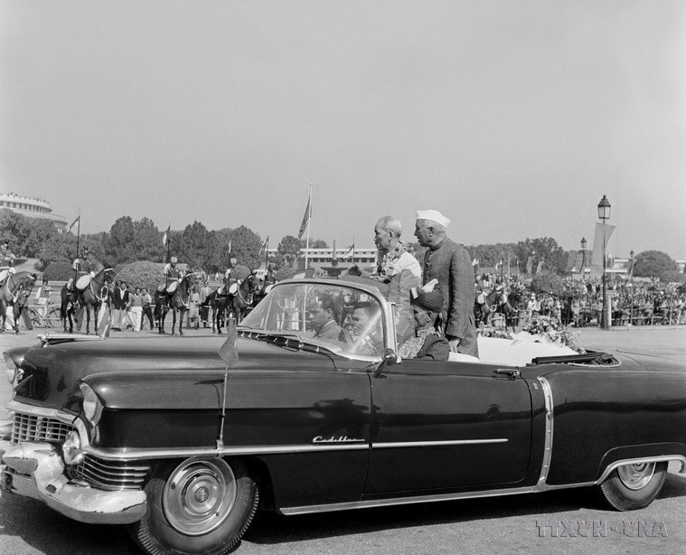 Des habitants de New Delhi saluent le Président Ho Chi Minh lors de sa visite d’amitié en Inde (du 5 au 14 février 1958). Photo d'archives de la VNA