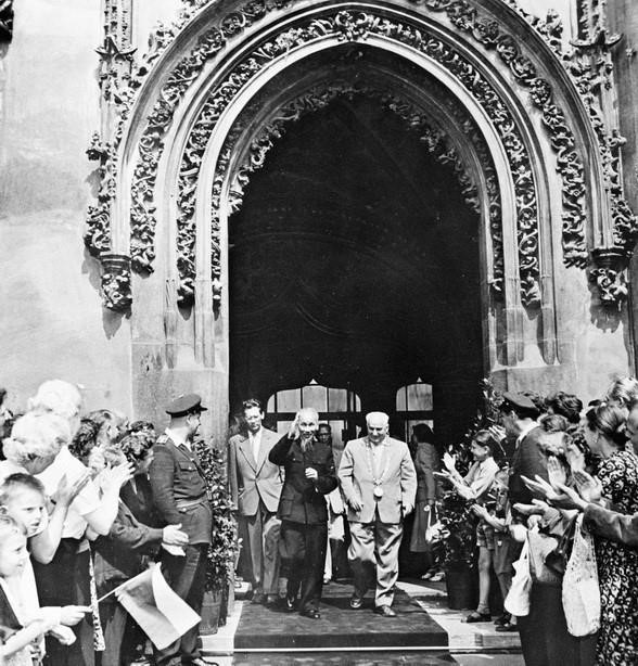 Le Président Ho Chi Minh visite l'Hôtel de ville de Prague lors de sa visite d'amitié en Tchécoslovaquie (18 juillet 1957). Photo d'archives de la VNA