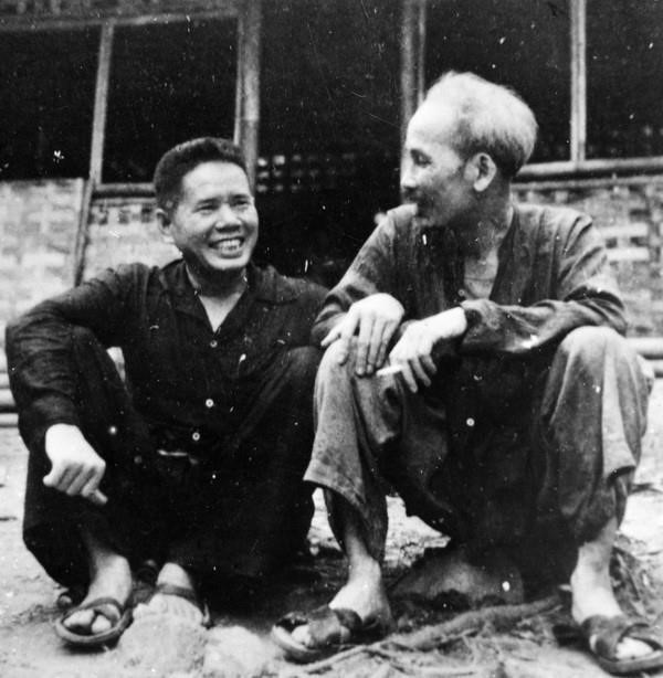 Le Président Ho Chi Minh a un entretien amical avec Son Ngoc Minh, l'un des chefs de la résistance contre le colonialisme français au Cambodge, fondateur du Parti révolutionnaire du peuple khmer (1954). Photo d'archives de la VNA