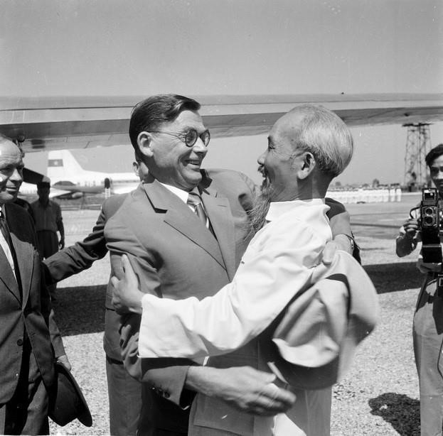 Le Président Ho Chi Minh accueille le président du Conseil d'État polonais Aleksander Zawadzki pour une visite au Vietnam (26 décembre 1959). Photo d'archives de la VNA