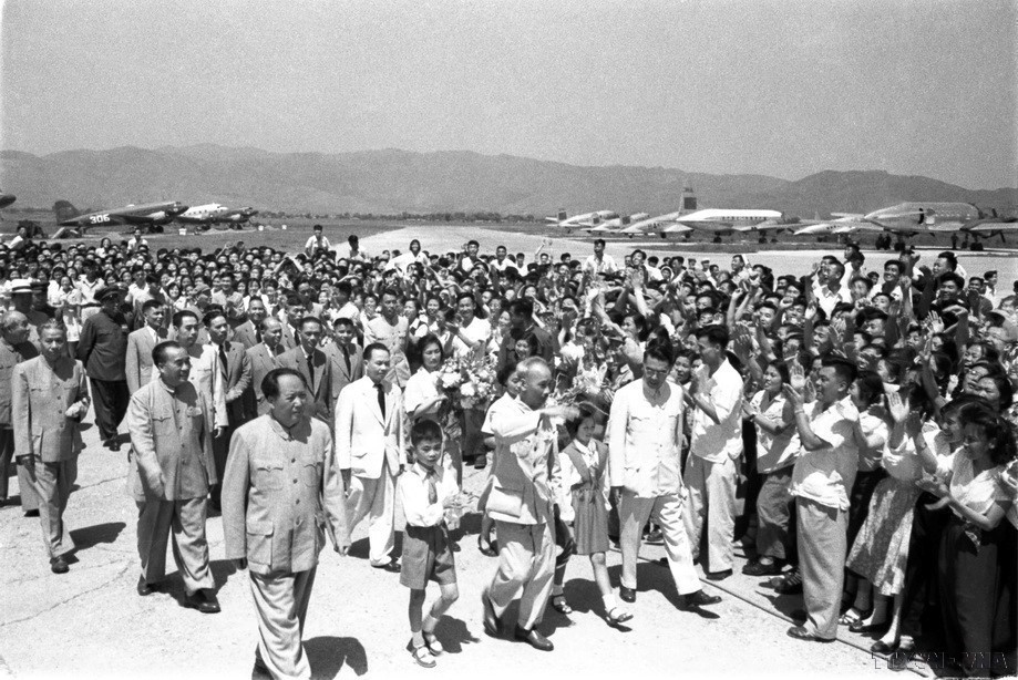 Le gouvernement et le peuple chinois accueillent le Président Ho Chi Minh et une délégation du gouvernement vietnamien lors de leur visite en Chine, en juin 1955. Photo d’archives de la VNA