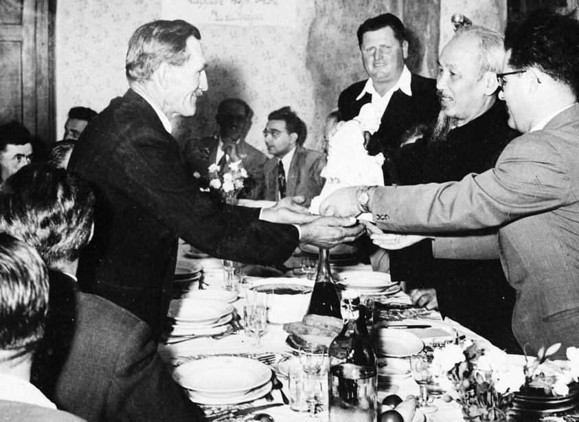 Le membre le plus âgé de la coopérative Dobi offre au Président Ho Chi Minh une statue du « fermier » lors de sa visite en Hongrie (3 août 1957). Photo d'archives de la VNA