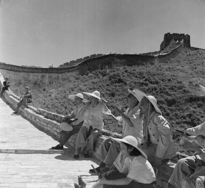 Le Président Ho Chi Minh visite la Grande Muraille, juillet 1955. Photo d'archives de la VNA