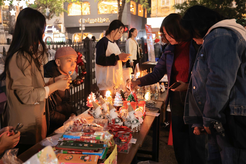 Des gens viennent acheter des accessoires de Noël dans le quartier de la cathédrale. Photo : Hoang Hieu – VNA
