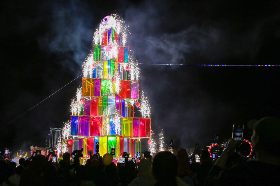 L'arbre de Noël illuminé ouvre la série d'activités du Festival de Noël - Accueil de la nouvelle année 2025 à Da Nang. Photo : Tran Le Lam – VNA
