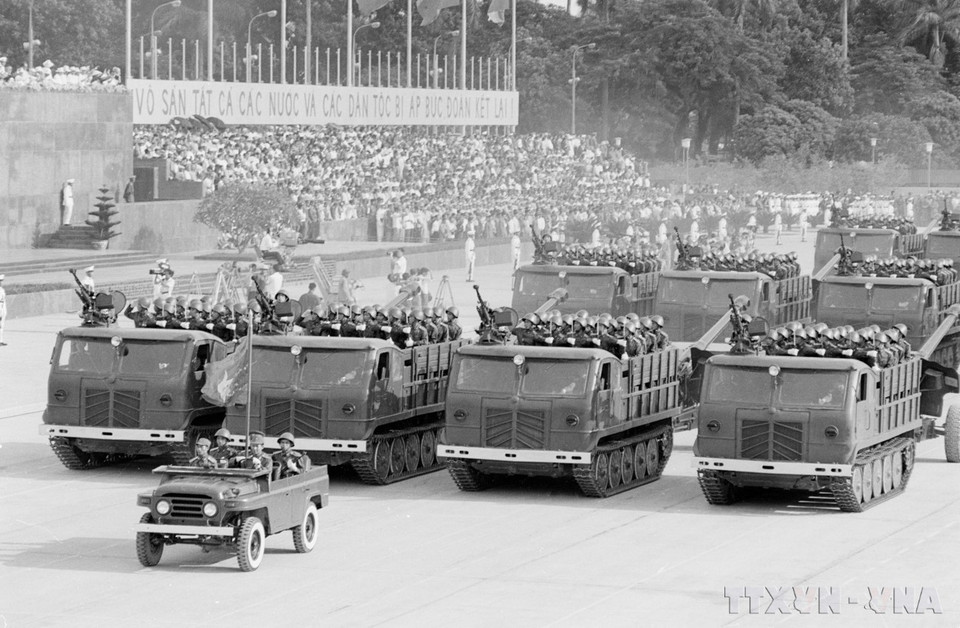 Les unités de l’Armée populaire du Vietnam défilent devant la tribune officielle. Photo : VNA