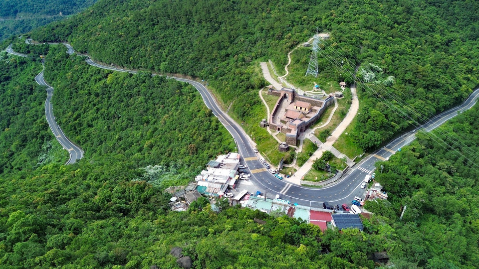 Depuis le sommet de cette ancienne porte fortifiée, on aperçoit les courbes sinueuses de l’une des plus belles et plus spectaculaires routes côtières du Vietnam. Photo : VNA