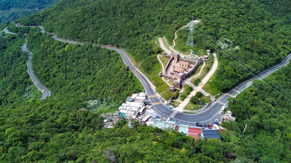 Depuis le sommet de cette ancienne porte fortifiée, on aperçoit les courbes sinueuses de l’une des plus belles et plus spectaculaires routes côtières du Vietnam. Photo : VNA