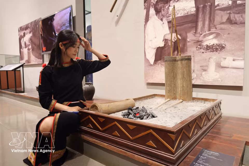 Les visiteurs peuvent revêtir des costumes traditionnels et découvrir le mode de vie des communautés ethniques des Hauts Plateaux du Centre au musée. Photo : VNA