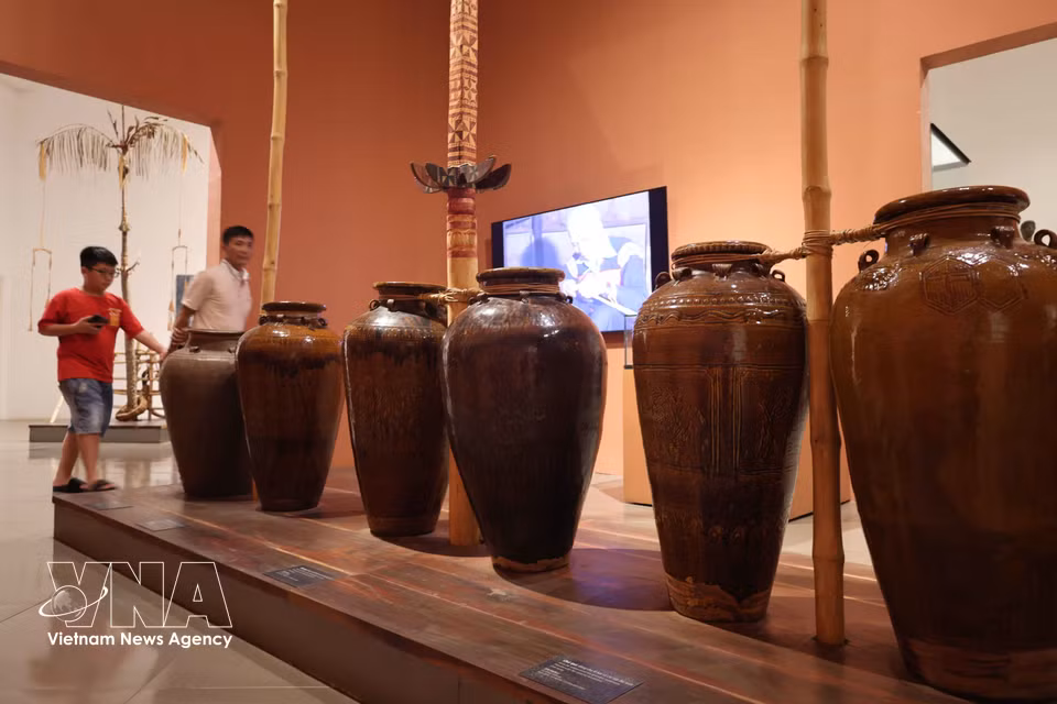 Des jarres traditionnelles destinées à la conservation et à la consommation du vin de jarre, utilisées par les communautés vivant dans les Hauts Plateaux du Centre. Photo : VNA