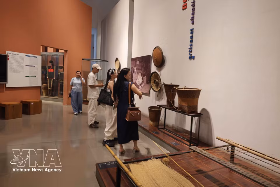 Les visiteurs peuvent découvrir le mode de vie des communautés ethniques locales. Photo : VNA
