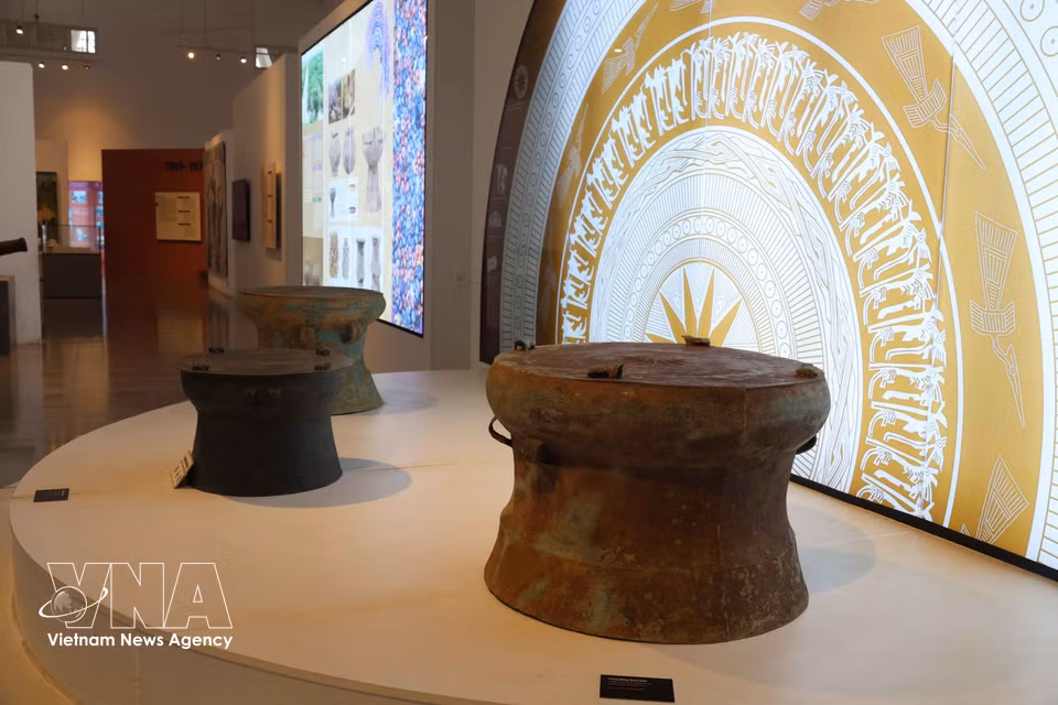 Avec treize tambours de bronze mis au jour, Dak Lak détient le plus important ensemble archéologique de ce type découvert dans les Hauts Plateaux du Centre. Âgés de 2.000 à 2.500 ans, ces artefacts constituent un précieux témoignage de la civilisation des anciens Viet. Photo : VNA