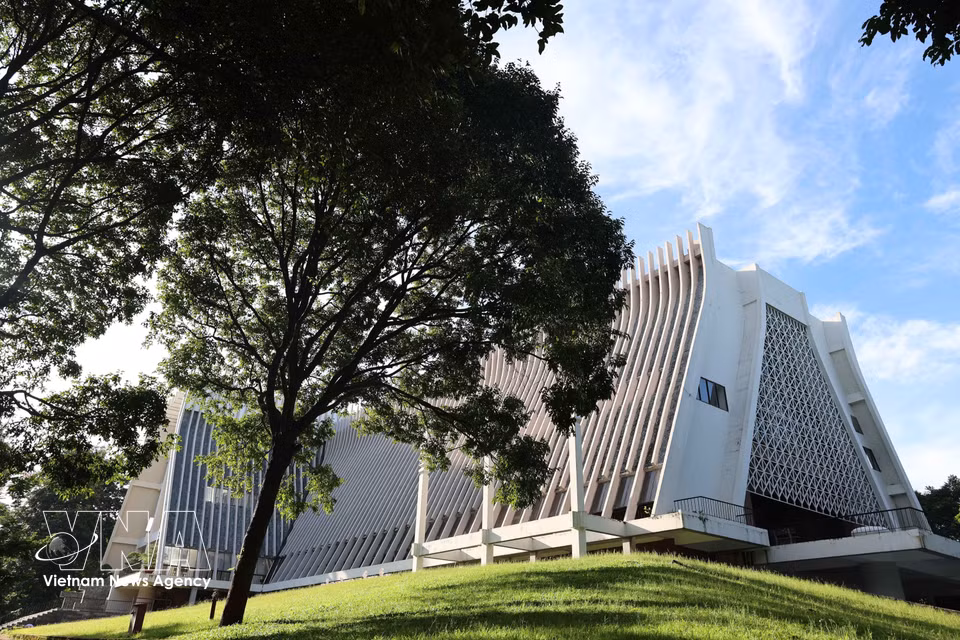 Inspiré de l'architecture traditionnelle de la maison longue des Ê Đê, le Musée de Dak Lak incarne l'identité culturelle des Hauts Plateaux du Centre. Véritable carrefour du patrimoine régional, il symbolise la richesse des échanges culturels ainsi que la solidarité qui unit les différentes communautés ethniques de la région. Photo : VNA