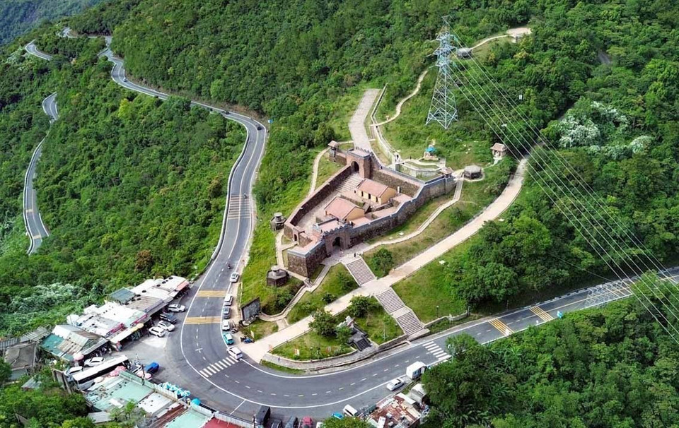Édifié il y a près de 200 ans, à une altitude de près de 500 mètres, Hai Van Quan offre un panorama spectaculaire et une valeur patrimoniale exceptionnelle. La restauration de ce monument vise à préserver un héritage précieux tout en dynamisant le développement socio-économique local. Le site s’impose désormais comme une halte incontournable sur la route des trésors patrimoniaux du Vietnam. Photo : VNA