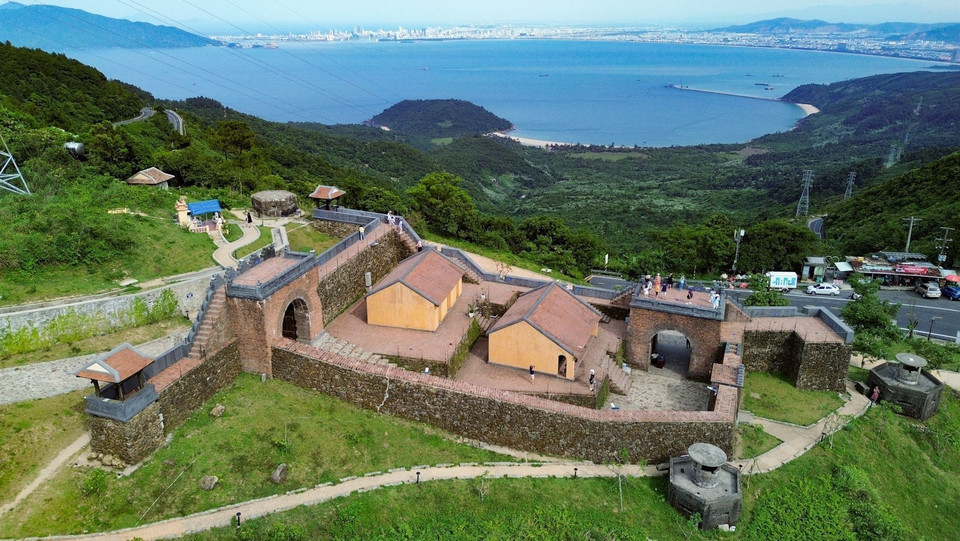 Construit en 1826, sous le règne de l’empereur Minh Mạng, à 490 mètres d’altitude, Hai Van Quan avait pour mission de contrôler la route terrestre reliant le Nord au Sud ainsi que la baie de Đa Nang. Il constituait également une position militaire stratégique pour la cité impériale de Huế.