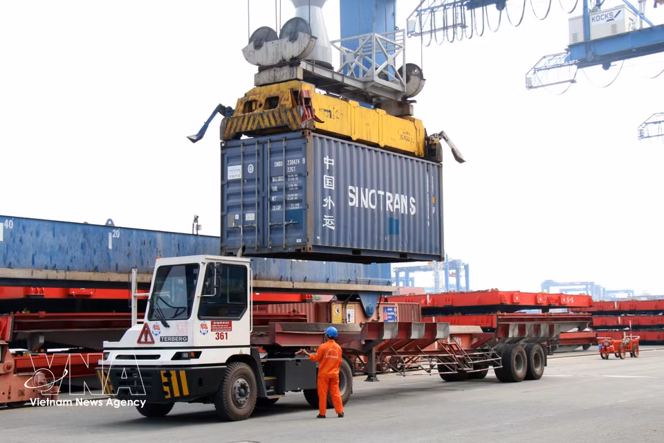 Au fil des années, Tan Cang Cat Lai a connu une expansion spectaculaire, s’affirmant comme le premier port à conteneurs du Vietnam et un maillon essentiel des chaînes logistiques régionales et internationales. Photo : VNA