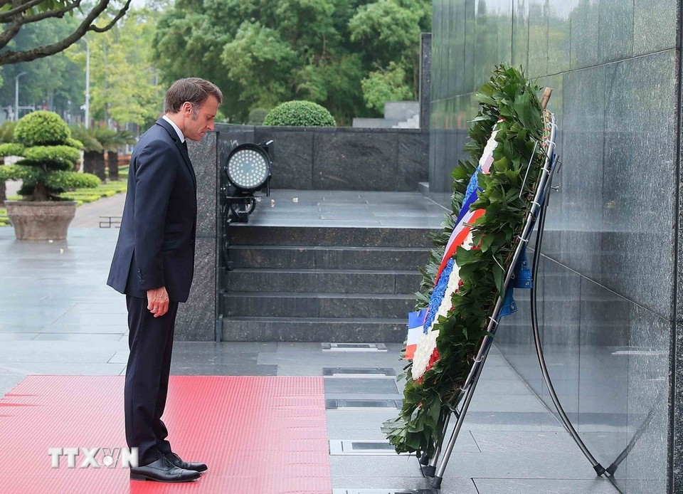 Le président français Emmanuel Macron rend hommage au Président Ho Chi Minh en son mausolée à Hanoï. Photo : VNA