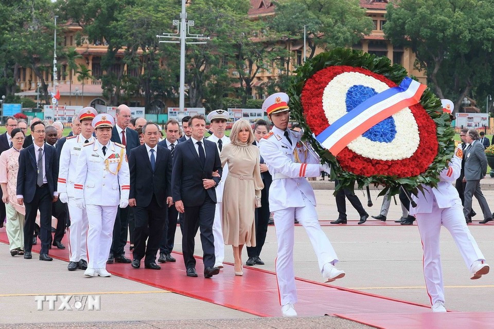 Le président français Emmanuel Macron et son épouse rendent hommage au Président Ho Chi Minh en son mausolée à Hanoï. Photo : VNA