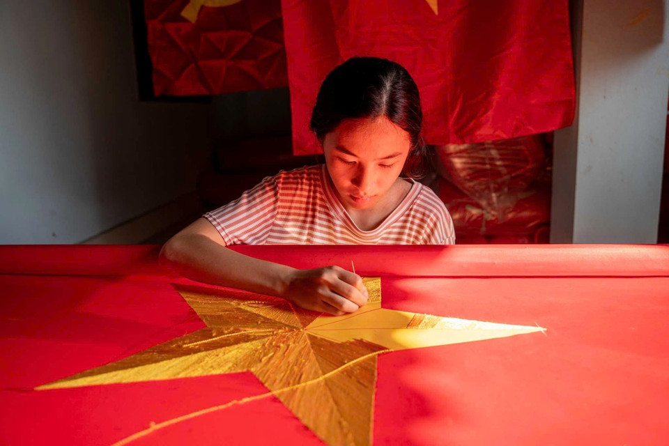 Les habitants réalisent chaque drapeau avec soin, de la première à la dernière étape, avec une minutie qui témoigne de leur savoir-faire. Photo : Khanh Hoa - VNA