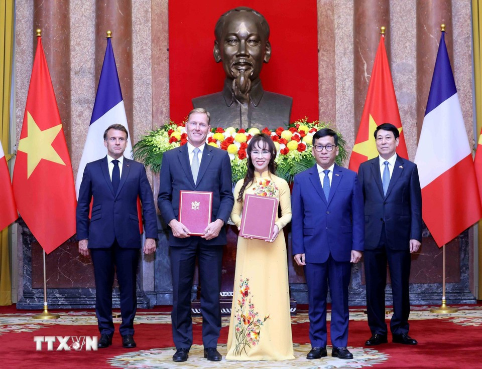 La présidente du Conseil d'administration de VietJet Air Nguyen Thi Phuong Thao et Wouter Van Wersch, vice-président exécutif international d'Airbus échangent le contrat d'achat de 20 avions gros-porteurs A330-900 entre Vietjet Air et Airbus. Photo : VNA