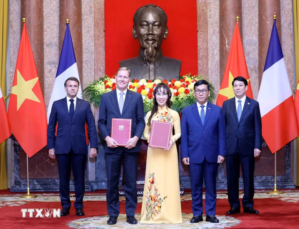 La présidente du Conseil d'administration de VietJet Air Nguyen Thi Phuong Thao et Wouter Van Wersch, vice-président exécutif international d'Airbus échangent le contrat d'achat de 20 avions gros-porteurs A330-900 entre Vietjet Air et Airbus. Photo : VNA