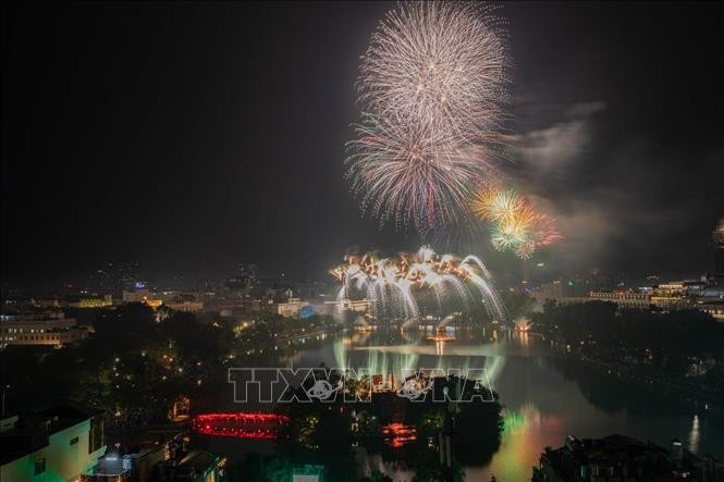 Les gerbes de feux d’artifice éclatantes au moment du passage de l’année, accueillant le Nouvel an 2026 dans la zone du lac Hoan Kiem à Hanoï. Photo : VNA