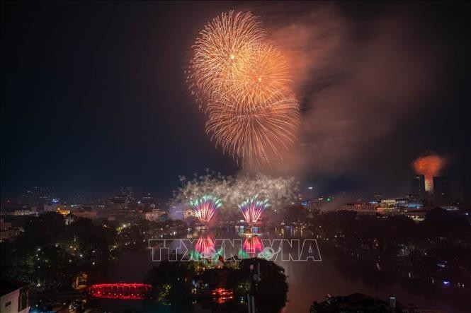 Les gerbes de feux d’artifice éclatantes au moment du passage de l’année, accueillant le Nouvel an 2026 dans la zone du lac Hoan Kiem à Hanoï. Photo : VNA