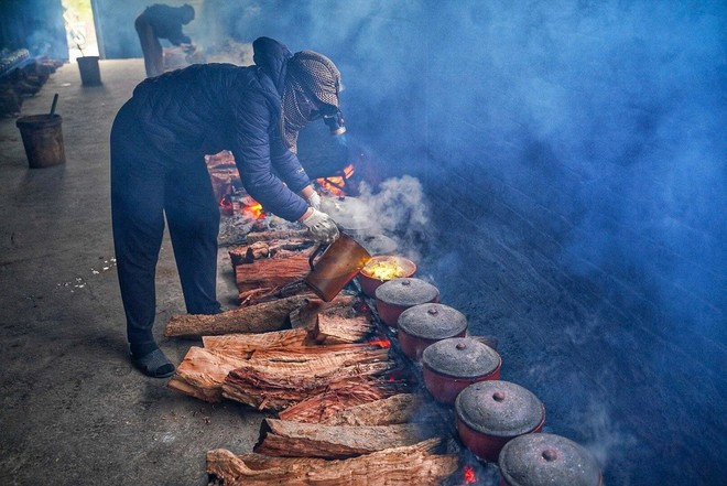 La préparation demande beaucoup de travail. Il faut d’abord choisir une grosse carpe noire, d’environ 4 à 7 kg ou plus, enlever ses intestins, la nettoyer avec du jus de citron et du gros sel, puis la mariner avec du gingembre pilé, du galanga, de l’échalote séchée, du piment, de la sauce de poisson, de la sauce au crabe des champs, du jus de citron, de la poitrine de porc et du poivre. Photo: VNA