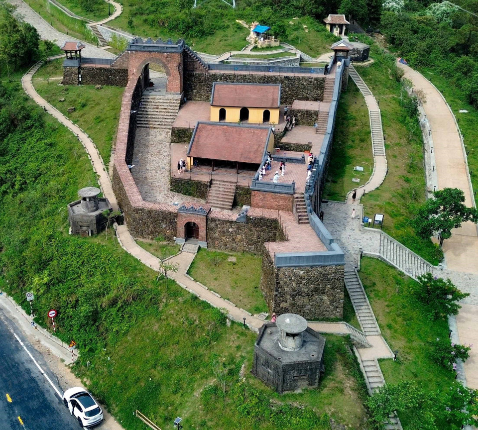 D’autres éléments architecturaux majeurs tels que les bâtiments Vu Kho, Tru So, la porte fortifiée, les guérites et les murailles ont été fidèlement restaurés, restituant l’aspect imposant du site à l’époque glorieuse de la dynastie Nguyen. Photo : VNA